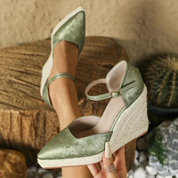 "Espadrilles à talons compensés bohème élégantes, design classique moderne, sangle réglable, semelle antidérapante."
