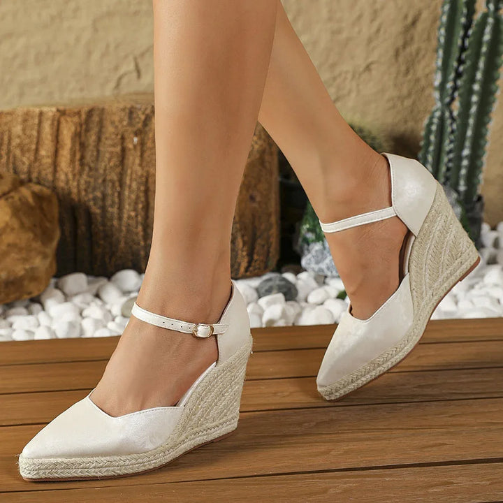 "Espadrilles à talons compensés bohème élégantes, design classique moderne, sangle réglable, semelle antidérapante."