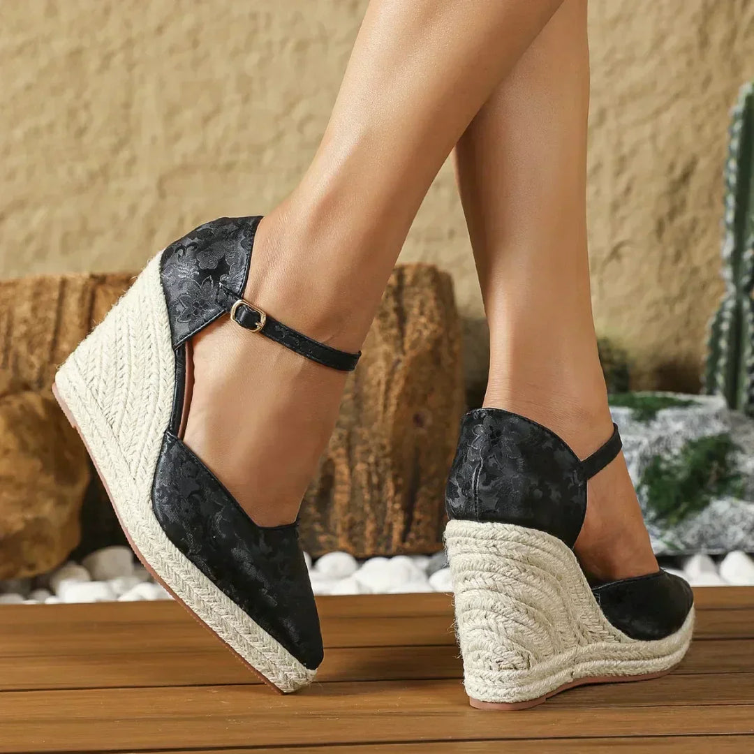 "Espadrilles à talons compensés bohème élégantes, design classique moderne, sangle réglable, semelle antidérapante."