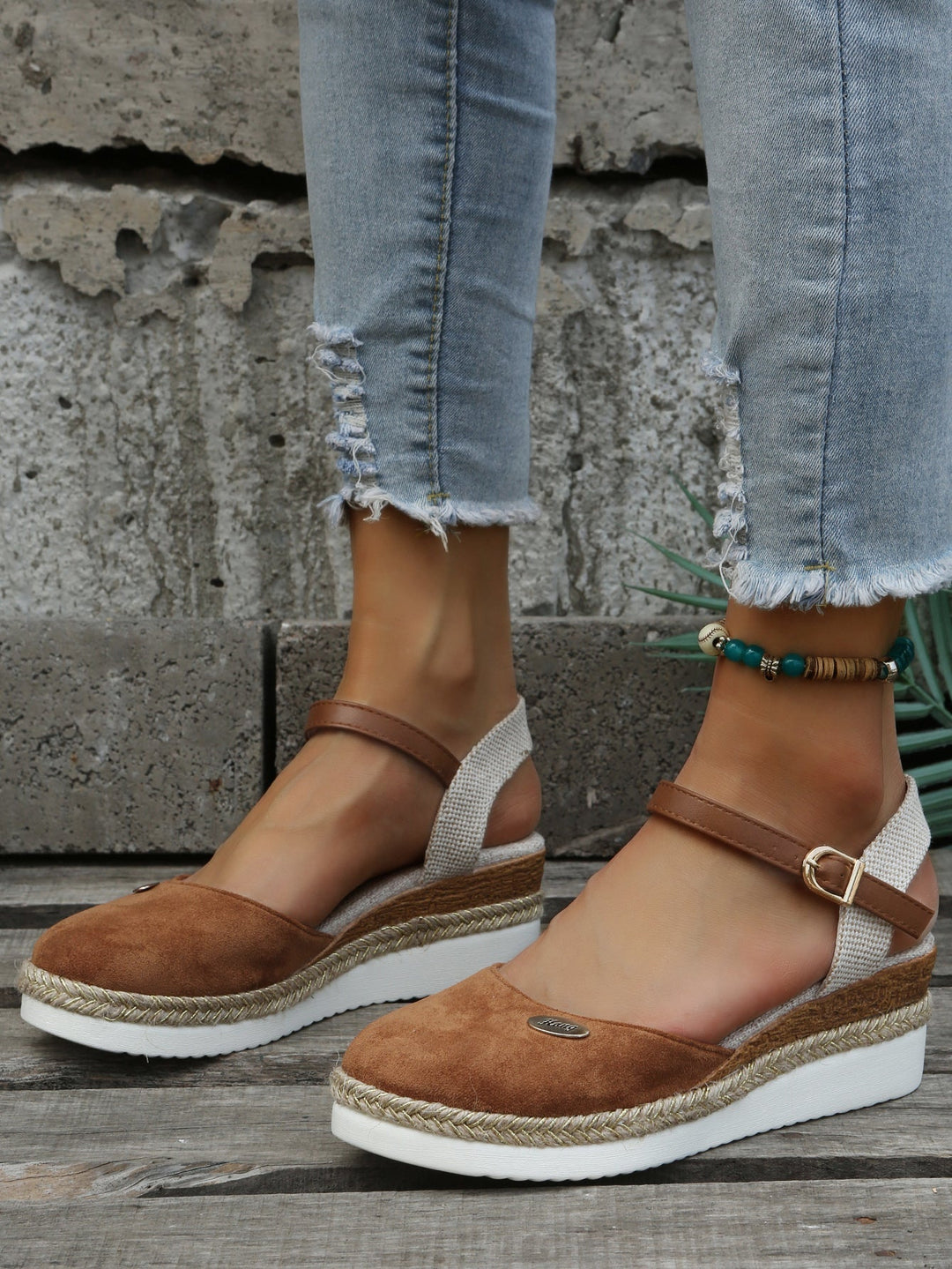 "Espadrilles orthopédiques Freya pour femmes, design moderne, confort optimal, semelle antidérapante, légères et respirantes.