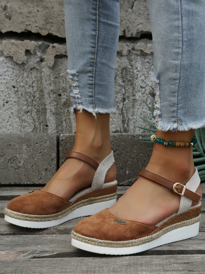 "Espadrilles orthopédiques Freya pour femmes, design moderne, confort optimal, semelle antidérapante, légères et respirantes.