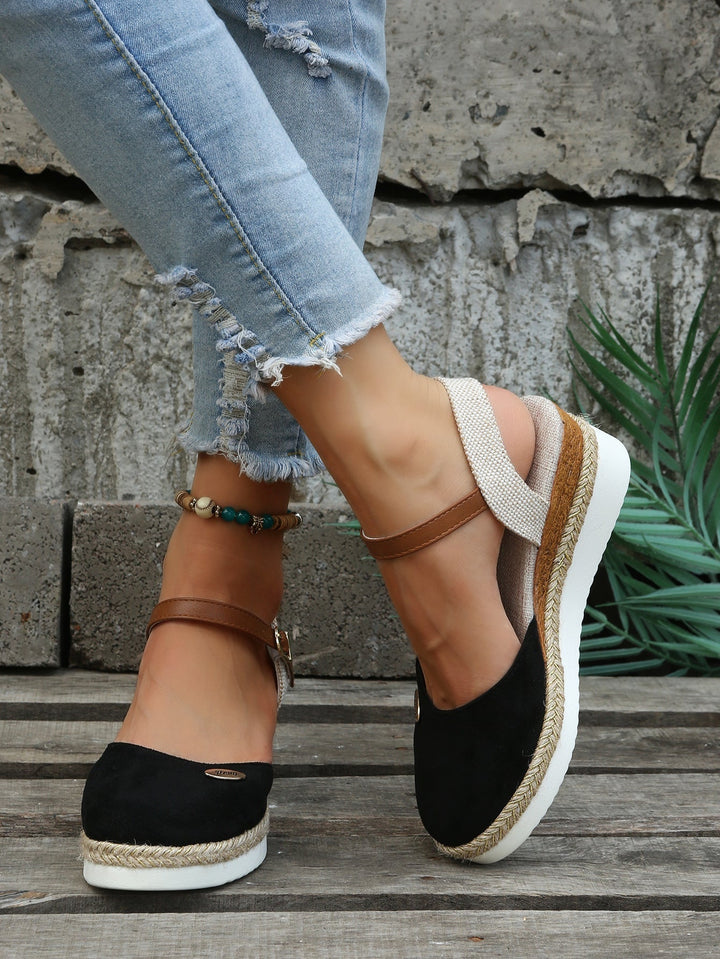 "Espadrilles orthopédiques Freya pour femmes, design moderne, confort optimal, semelle antidérapante, légères et respirantes.