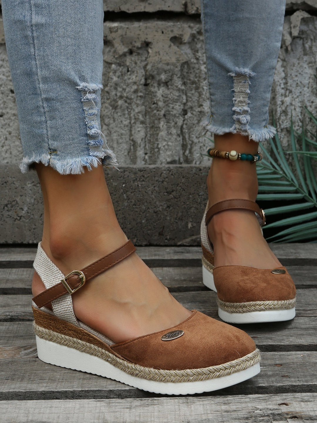"Espadrilles orthopédiques Freya pour femmes, design moderne, confort optimal, semelle antidérapante, légères et respirantes.