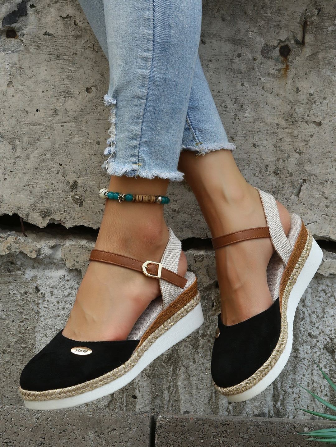"Espadrilles orthopédiques Freya pour femmes, design moderne, confort optimal, semelle antidérapante, légères et respirantes.