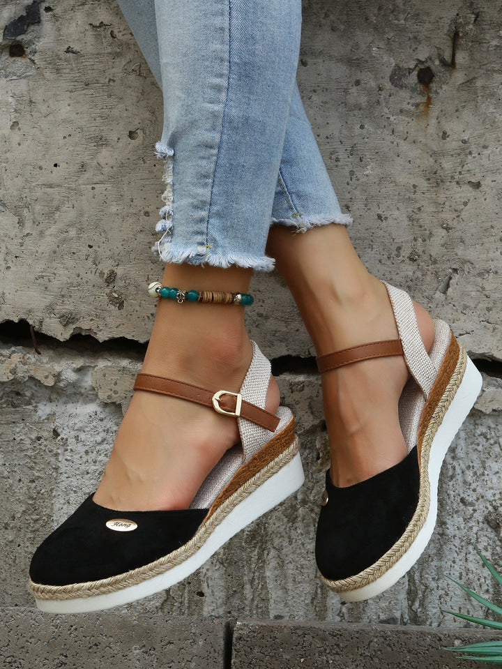 "Espadrilles orthopédiques Freya pour femmes, design moderne, confort optimal, semelle antidérapante, légères et respirantes.