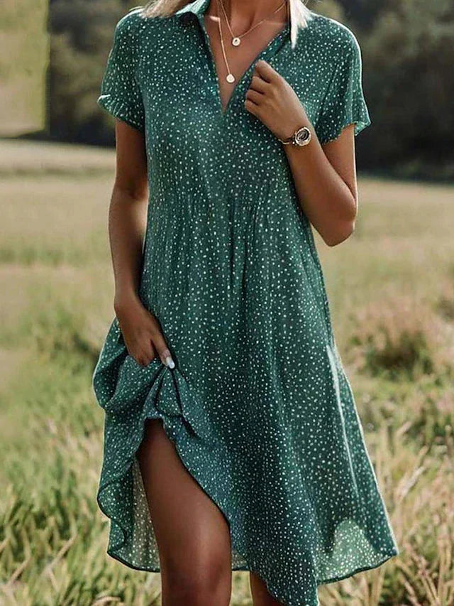 Robe midi femme chic à pois avec manches courtes et col V, idéale pour la mode été et tenue bureau.