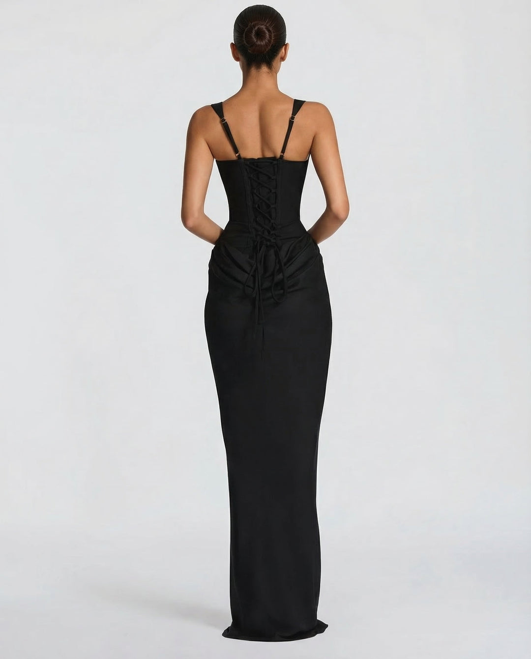 Robe de soirée élégante femme, coupe moulante maxi, col carré et drapé flatteur aux hanches.
