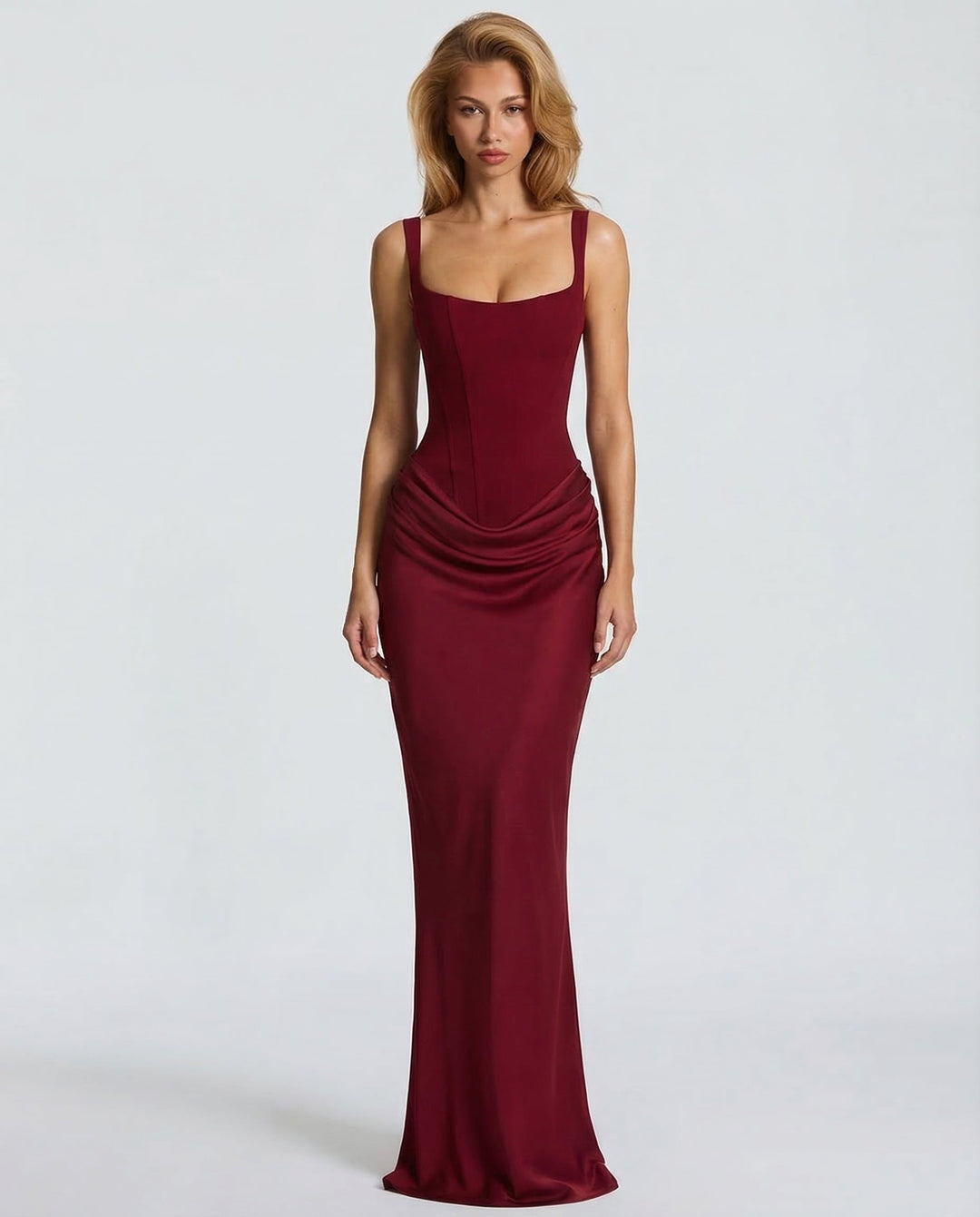 Robe maxi femme moulante, col carré. Élégante robe de soirée avec drapé aux hanches pour une silhouette chic.