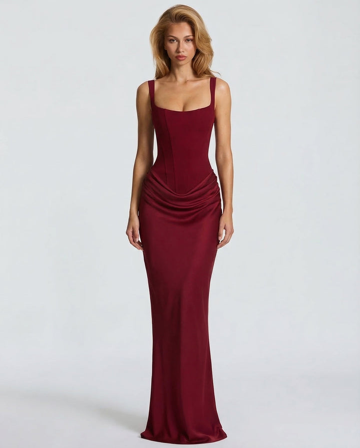 Robe maxi femme moulante, col carré. Élégante robe de soirée avec drapé aux hanches pour une silhouette chic.