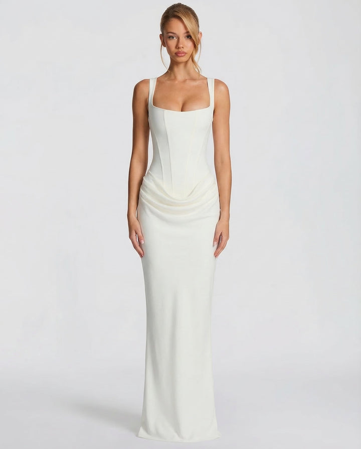 Robe femme longue moulante avec col carré. Tenue de soirée élégante, bustier et drapé. Idéale pour soirées chics.