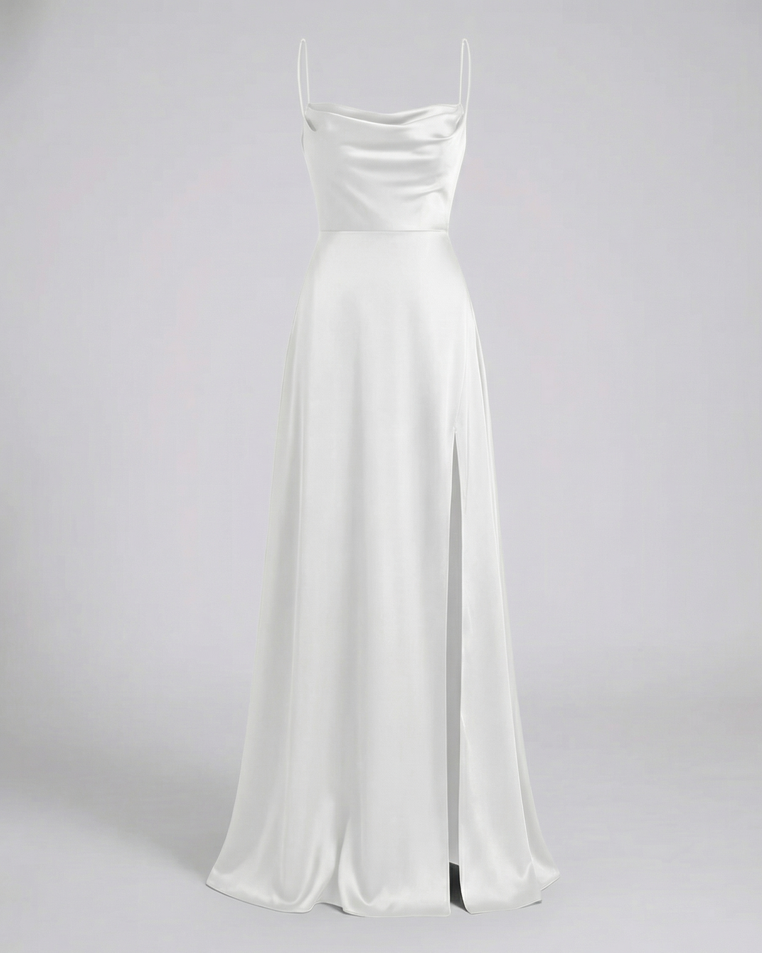 Superbe robe de bal longue pour femme, avec bretelles fines, fente et détails drapés fluides.