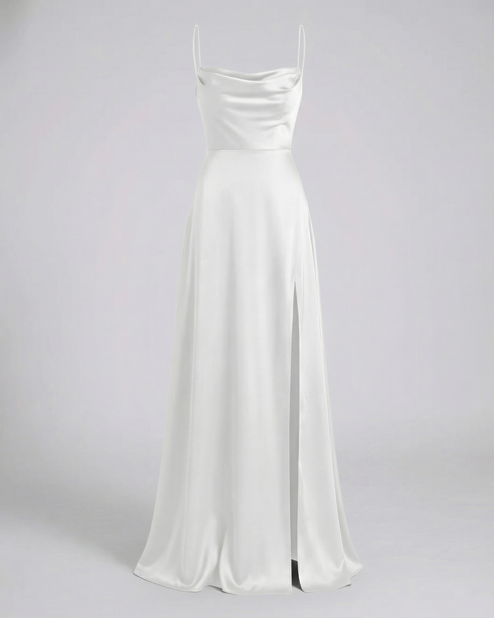 Superbe robe de bal longue pour femme, avec bretelles fines, fente et détails drapés fluides.