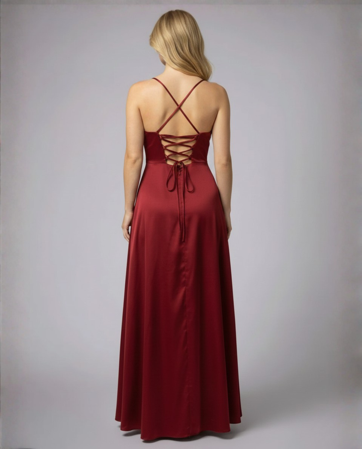 Maxi robe femme chic avec bretelles fines, dos lace et fente, idéale pour mariage ou gala.