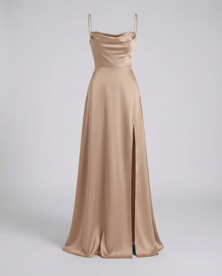 Robe femme élégante et longue, fente haute, encolure drapée, pour un look sophistiqué de soirée.