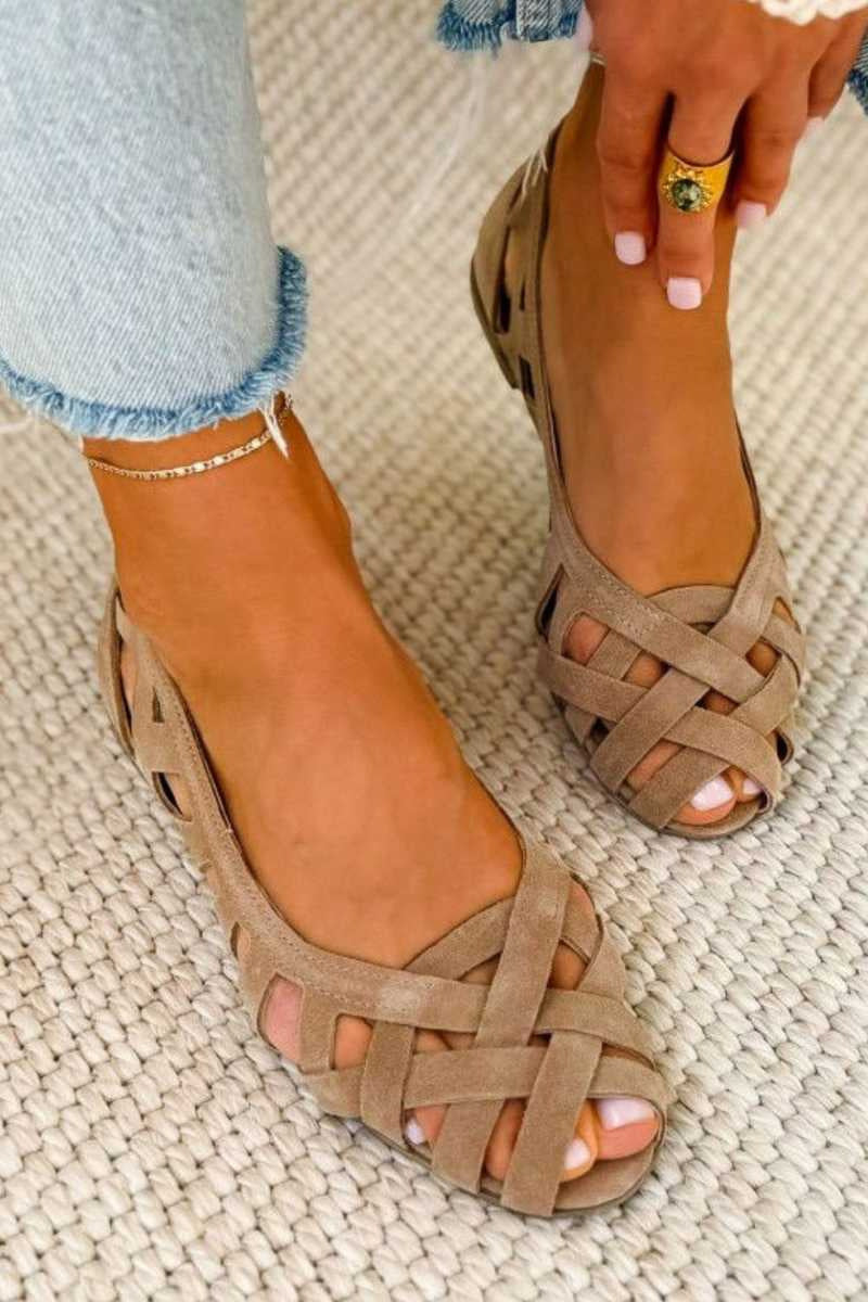 Sandales plates femme taupe tressées, bout ouvert. Idéales pour un style casual chic d'été, très confortables.