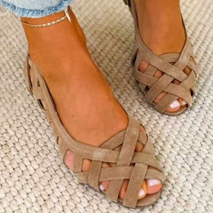Sandales plates tressées pour femme avec lanières croisées et bout ouvert. Parfaites chaussures été décontractées.