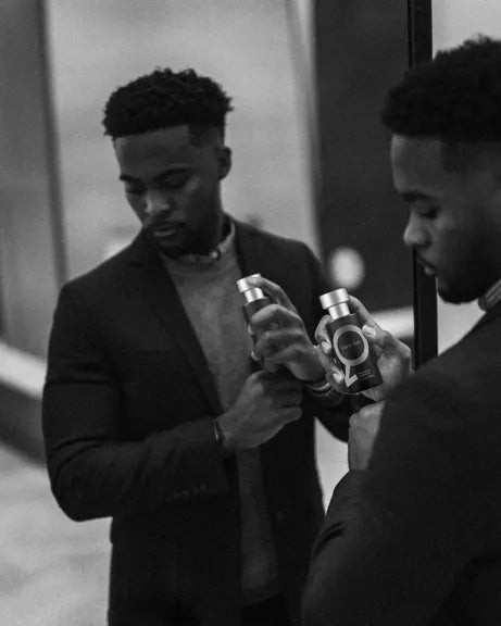 Flacon élégant d'Eau de Parfum aux Phéromones pour homme, parfumé et raffiné, sur fond neutre.