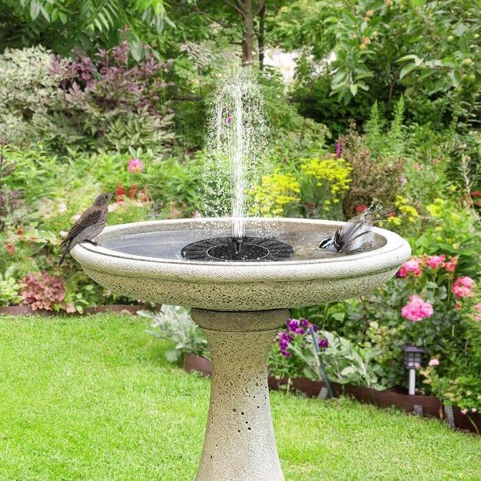 "Fontaine solaire élégante avec buses réglables, créant une ambiance zen dans votre jardin, image de produit"