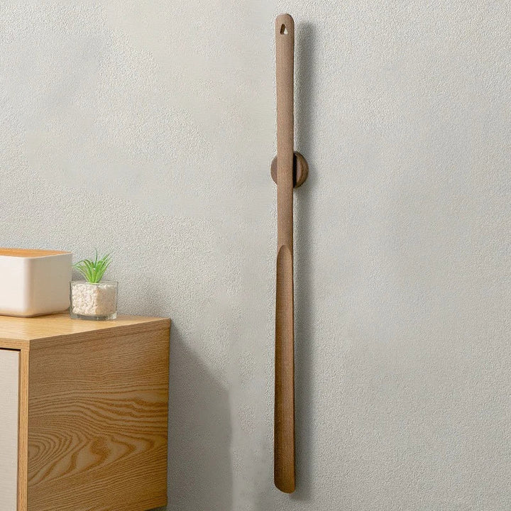 Magnetischer Schuhanzieher aus Holz: Hilfe beim Anziehen