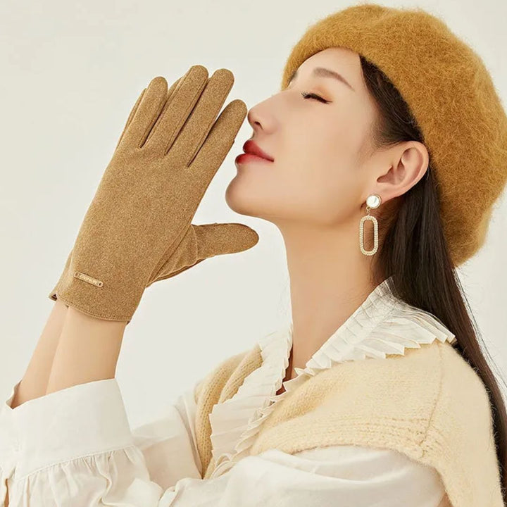 Gants sophistiqués pour femmes, accessoire mode d'hiver, gardent les mains au chaud et connectées.
