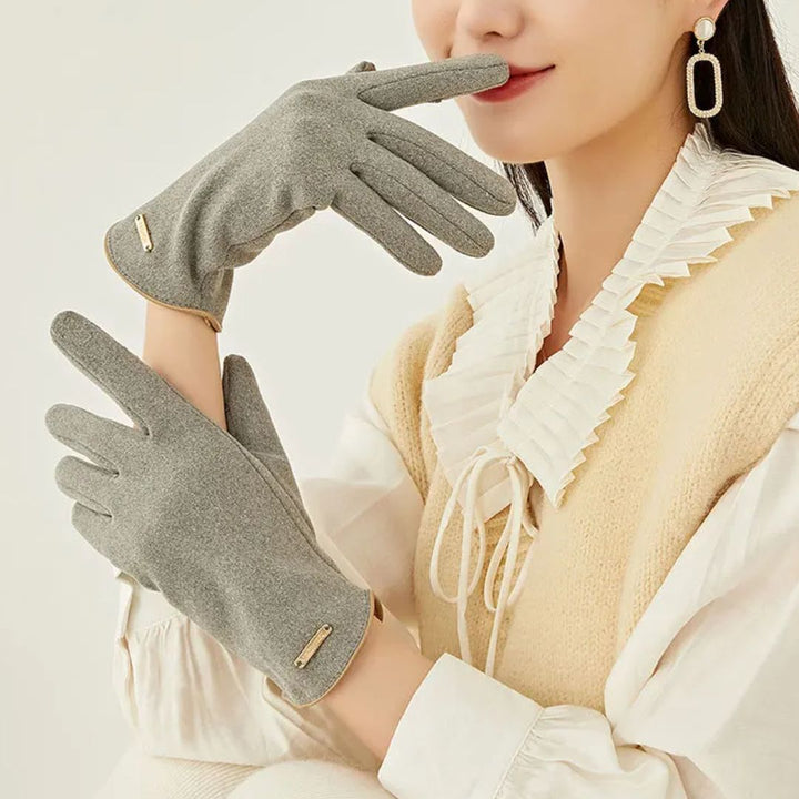 Gants simples et efficaces pour femmes, chauds, tactiles, un indispensable hivernal classique.