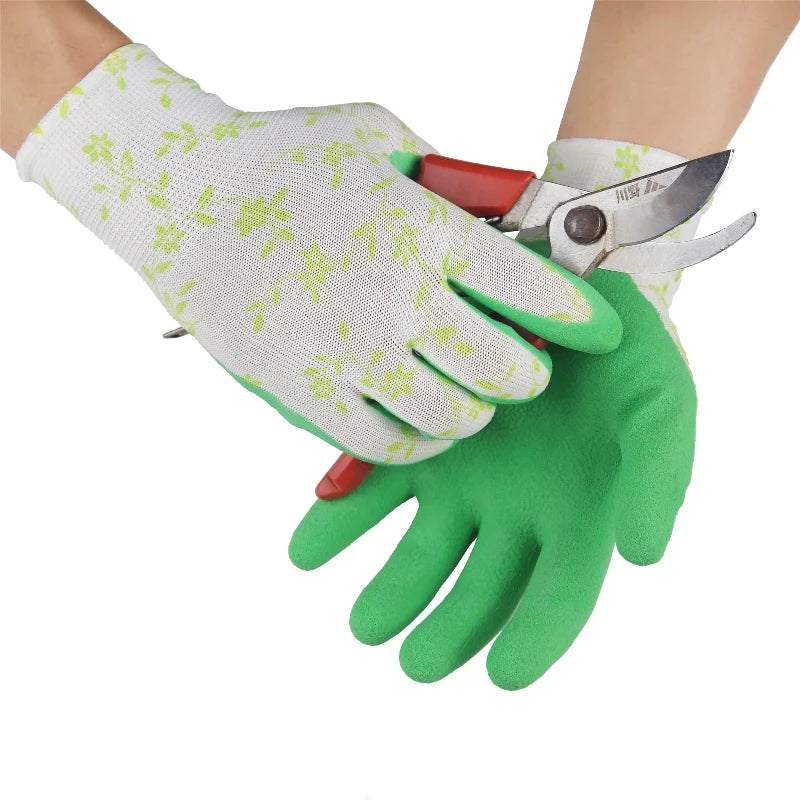 Paire de gants de jardinage pour femmes avec paume en caoutchouc, offrant protection et dextérité optimale.