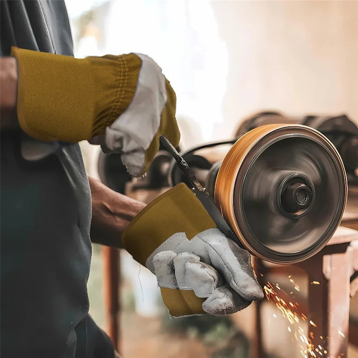 Paire de gants de travail robustes en cuir pour protection des mains, idéaux pour agriculture, industrie et bricolage.