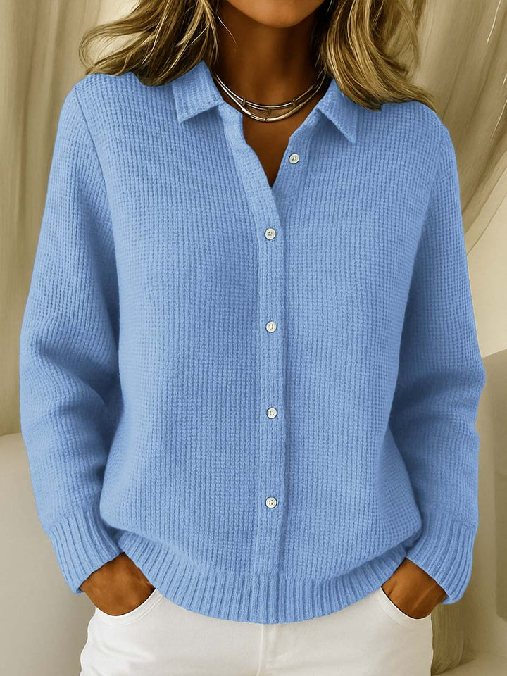 Gilet boutonné femme élégant bleu, manches longues, parfait pour superposition chic. Confort quotidien assuré.