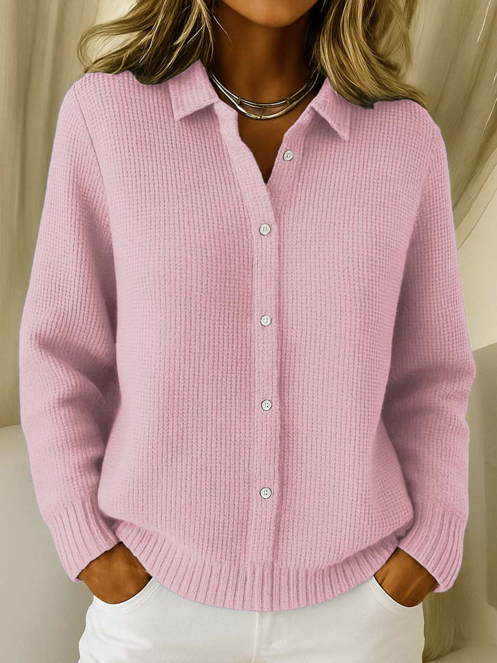 Cardigan femme confortable rose, manches longues, style intemporel pour tenue décontractée ou élégante.