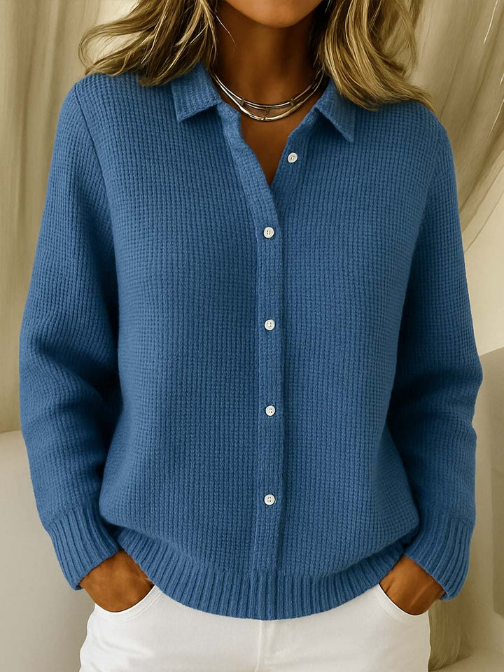 Mode féminine: gilet manches longues élégant et confortable, avec boutons, disponible en bleu et rose.