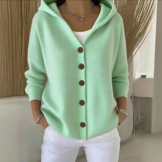 Gilet femme à capuche beige, parfait pour le confort quotidien et la mode féminine automne hiver.