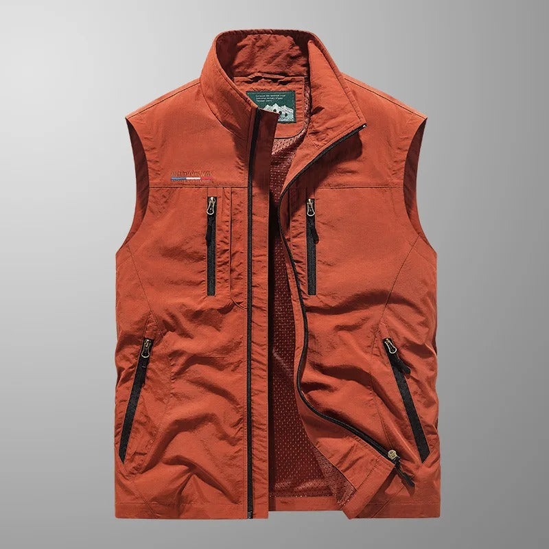 "Gilet cargo respirant homme avec multiples poches, sans manches, idéal pour aventures en plein air, tissu léger et durable."