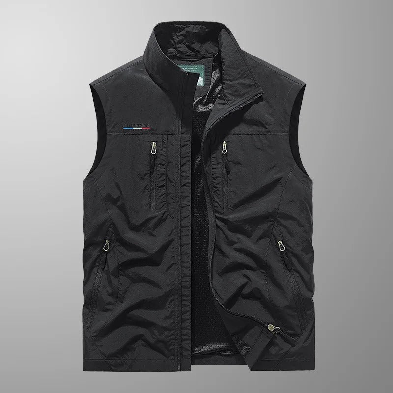 "Gilet cargo respirant homme avec multiples poches, sans manches, idéal pour aventures en plein air, tissu léger et durable."