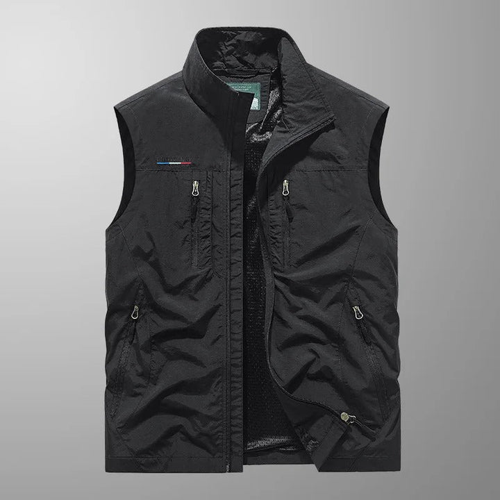 "Gilet cargo respirant homme avec multiples poches, sans manches, idéal pour aventures en plein air, tissu léger et durable."