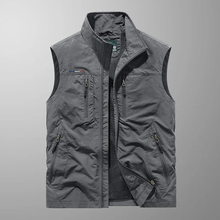 "Gilet cargo respirant homme avec multiples poches, sans manches, idéal pour aventures en plein air, tissu léger et durable."