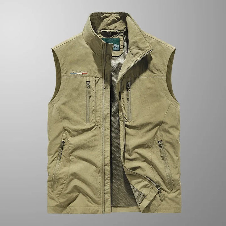 "Gilet cargo respirant homme avec multiples poches, sans manches, idéal pour aventures en plein air, tissu léger et durable."