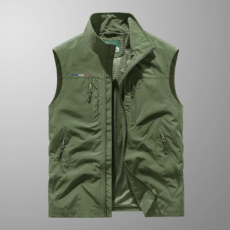 "Gilet cargo respirant homme avec multiples poches, sans manches, idéal pour aventures en plein air, tissu léger et durable."