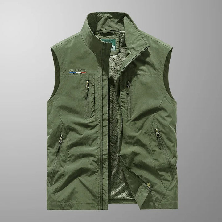 "Gilet cargo respirant homme avec multiples poches, sans manches, idéal pour aventures en plein air, tissu léger et durable."