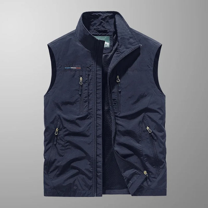 "Gilet cargo respirant homme avec multiples poches, sans manches, idéal pour aventures en plein air, tissu léger et durable."