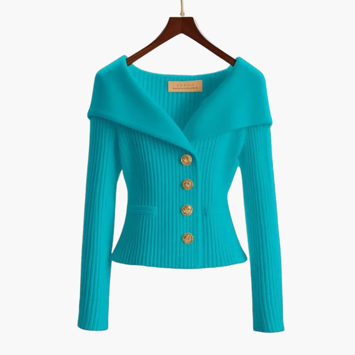 Femme portant un gilet court boutonné côtelé, confortable et chic, idéal pour la mode féminine contemporaine.