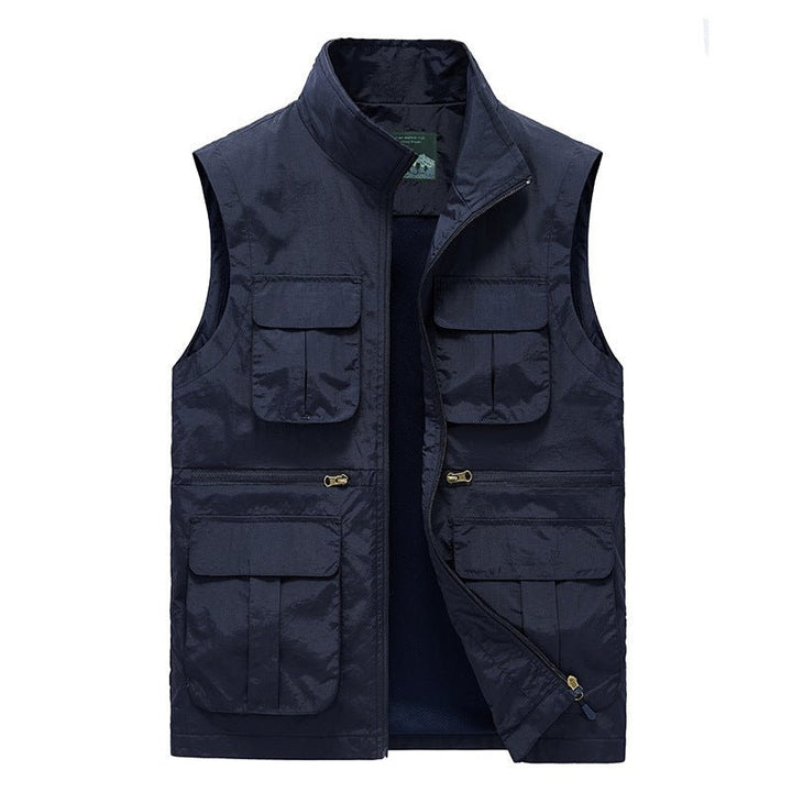 Gilet de voyage bleu marine, léger, séchage rapide, multi-poches, idéal randonnée et aventures extérieures.