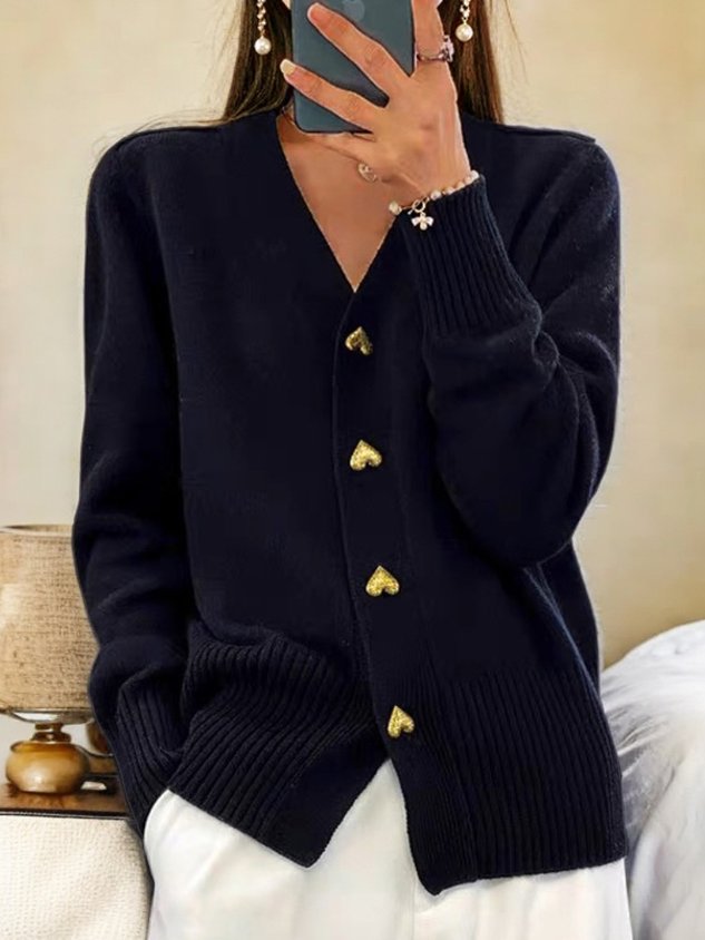Cardigan femme chic et polyvalent, parfait pour une tenue décontractée ou élégante. Boutons dorés.