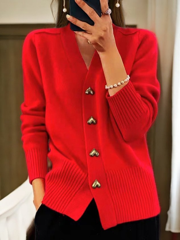 Gilet femme raffiné avec boutons dorés en forme de cœur. Un essentiel mode pour un look féminin et chic.