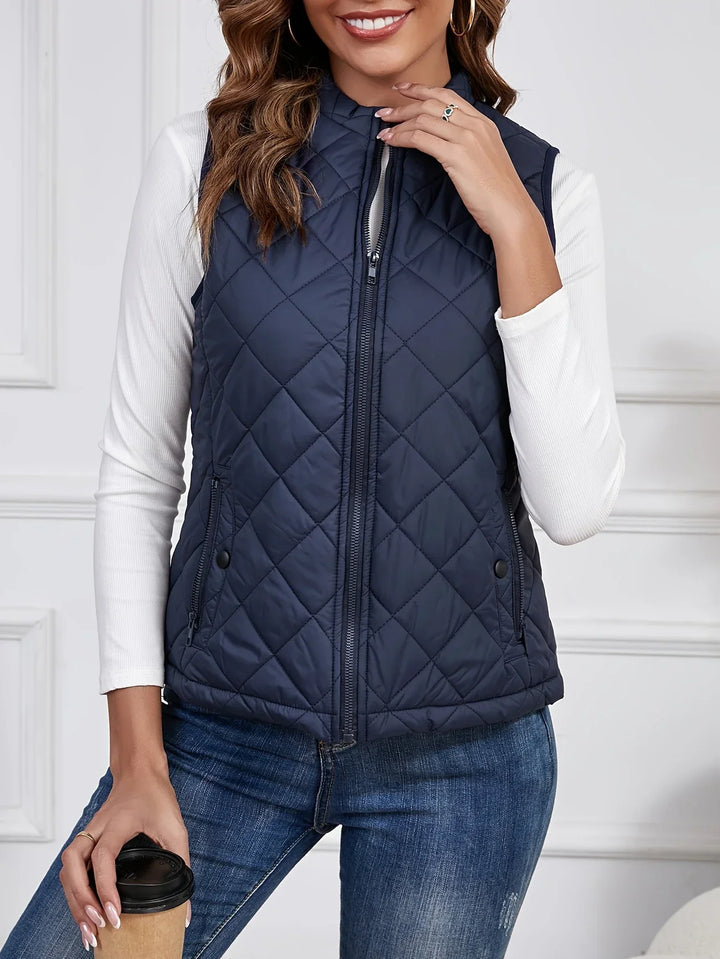 Gilet femme sans manches matelassé, style élégant et polyvalent, parfait pour un look décontracté ou habillé.