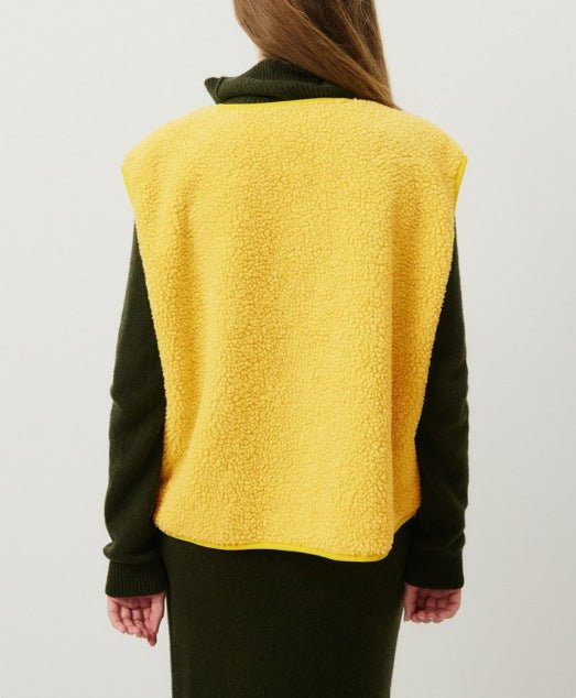Gilet élégant pour femme, sans manches, boutonné, idéal pour les saisons froides.