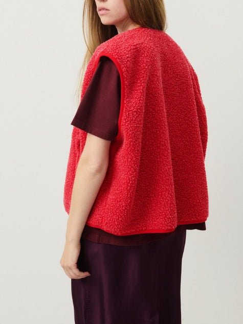 Gilet doux et léger pour femme, sans manches, boutonné, ajoutant une touche mode.