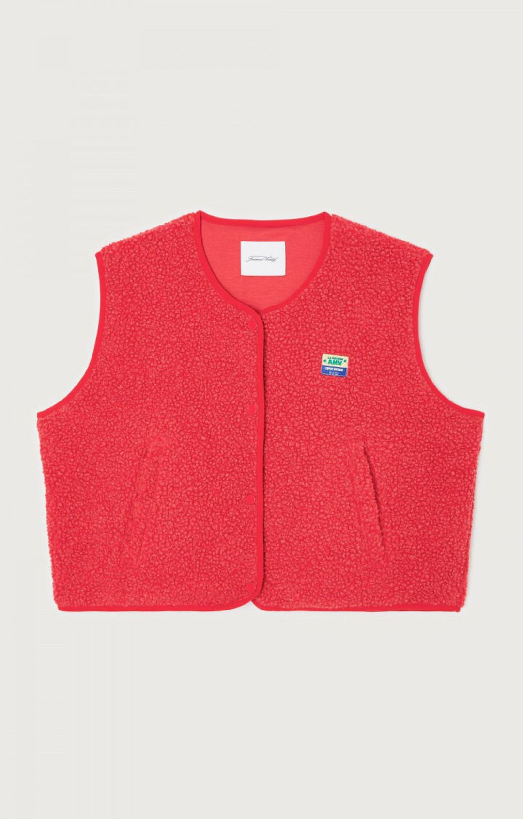 Style gilet femme sans manches boutonné, pièce maîtresse pour un dressing féminin.