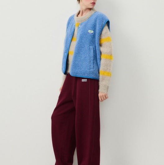 Gilet élégant et pratique pour femme, sans manches, boutonné, confortable et chic.