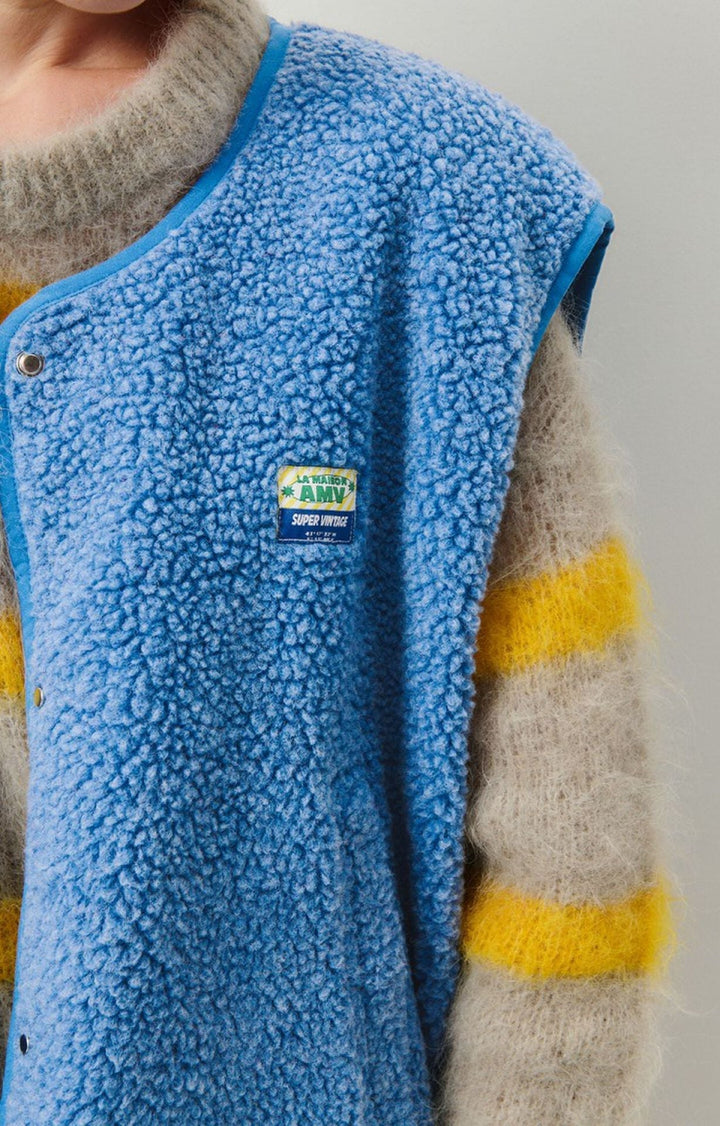 Gilet femme sans manches, boutonné, idéal pour la superposition, confort et style hivernal.