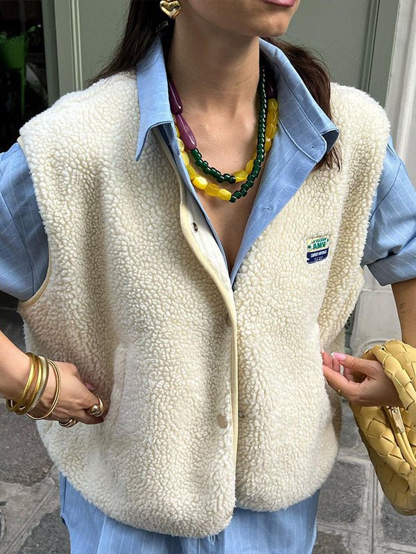 Gilet chic femme boutonné, sans manches, doux et confortable pour superposition.